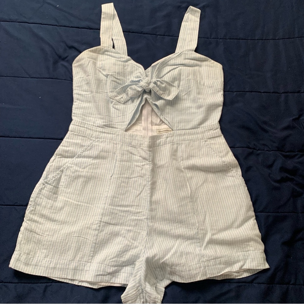 ABERCROMBIE KNOT FRONT ROMPER SIZE 8P gently used